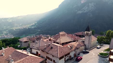 Toma-Aérea-Ascendente-Para-Revelar-Una-Pequeña-Ciudad-Histórica-En-Los-Alpes-Italianos