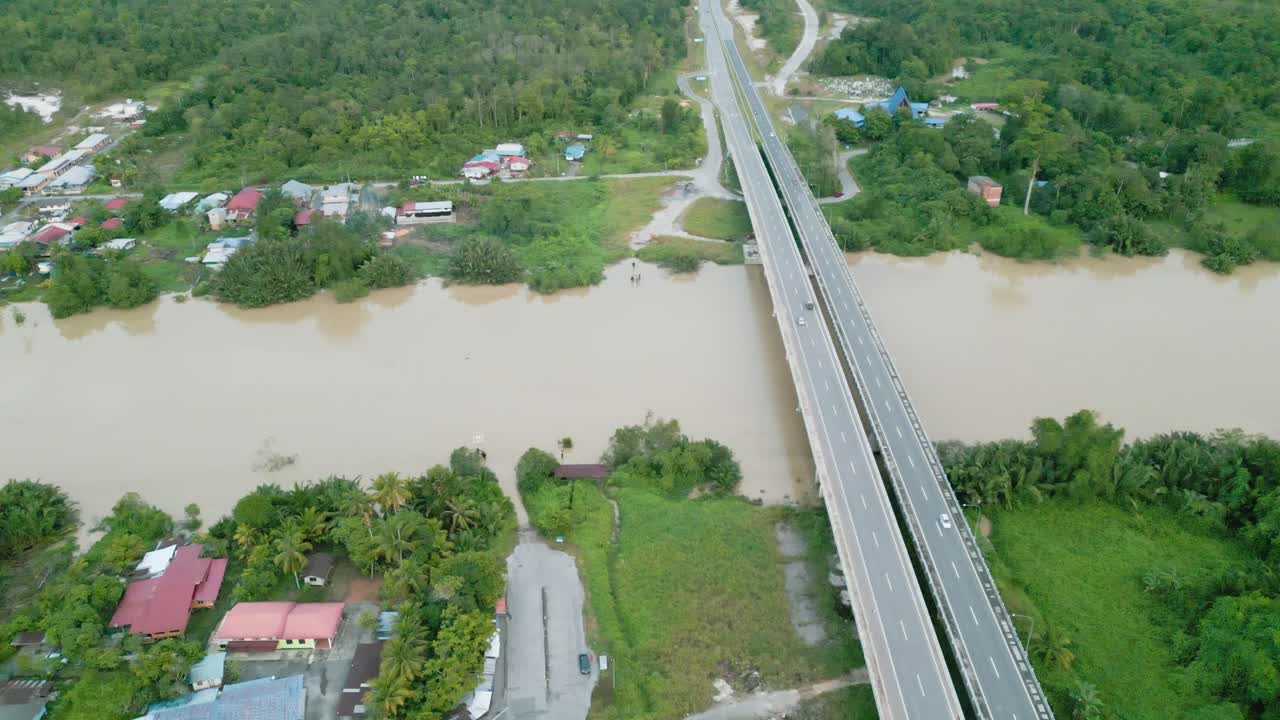 룬두 (lundu) 의 아름다운 공중 풍경, 진이 많은 강과 다리, 쿠칭 (kuching), 사라와크 (sarawak)