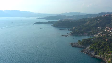 Toma-Aérea-De-La-Asombrosa,-Escénica,-Colorida,-Costa-Italiana,-Mar-De-Linguria-Y-Golfo-Laspezia