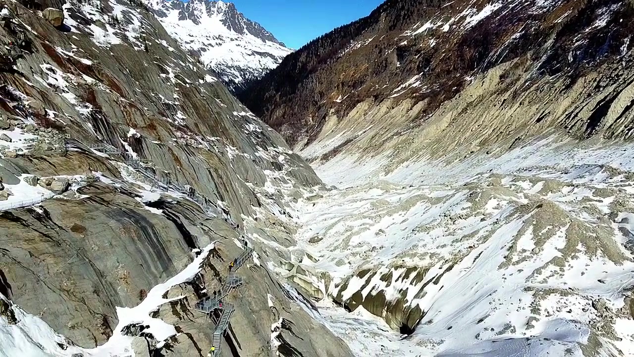 Ghiacciaio Mer de Glace, vista aerea. Valle glaciale con ghiaccio e rocce. Vista panoramica del ghiacciaio più grande della Francia. Chamonix-Monte Bianco. Alpi francesi