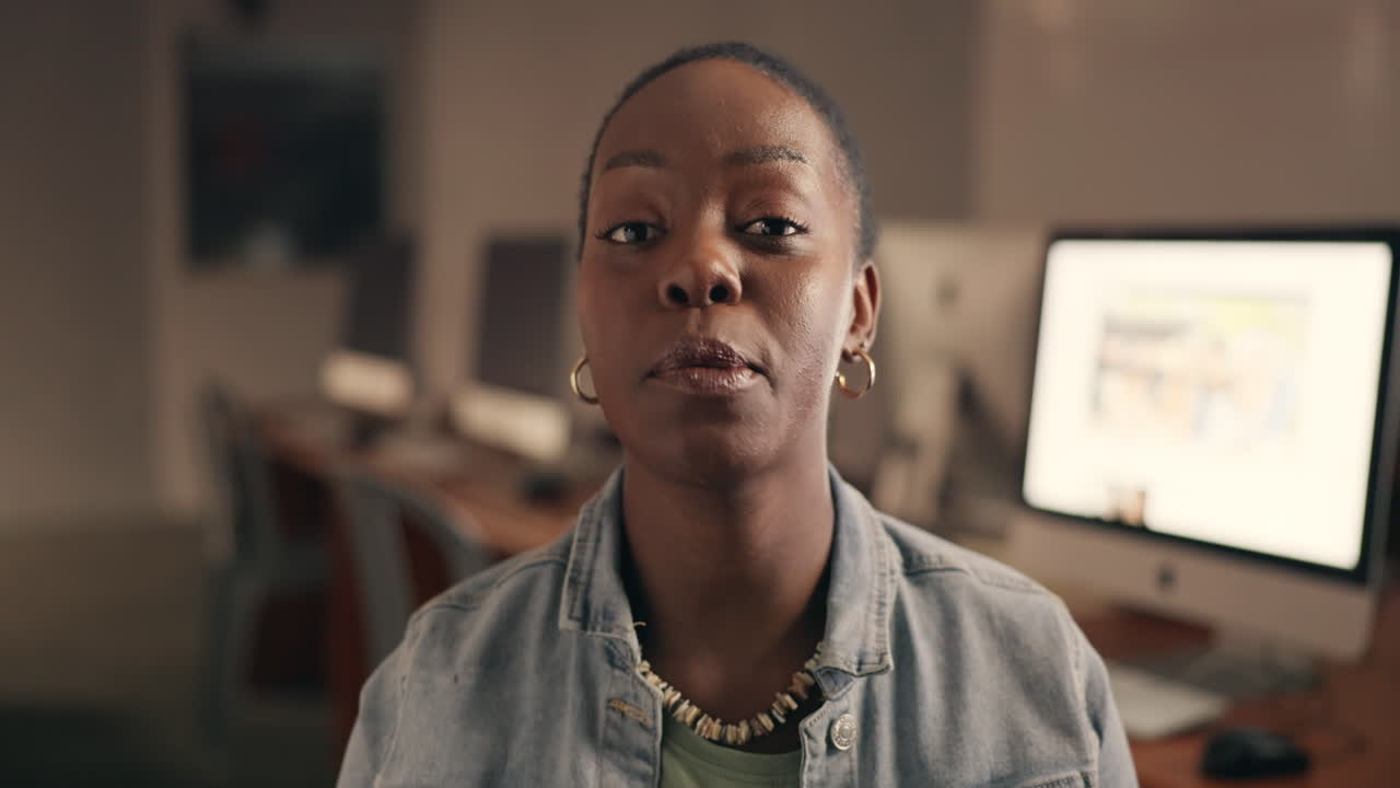 사무실에서 컴퓨터에 미소 짓는 여자