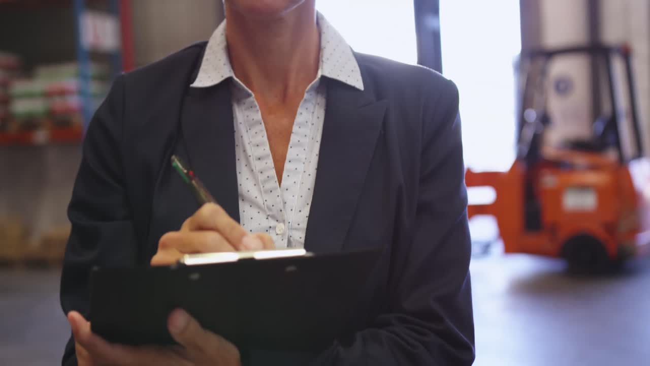 4k에서 일하는 여성 창고 관리자의 클로즈업