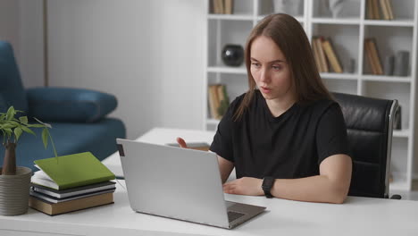 Frau-Kommuniziert-Per-Videochat-Bei-Online-Arbeitstreffen,-Remote-Arbeit-Von-Zu-Hause-Aus,-Spricht-Mit-Der-Webcam-Des-Laptops,-Porträt-Einer-Fachfrau