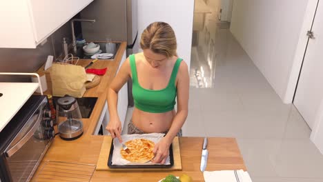 mujer haciendo pizza en casa