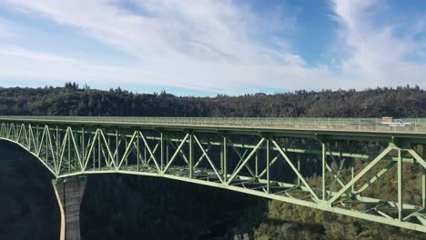 vista aérea del puente de foresthill en el norte de california.