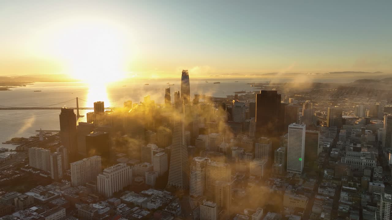 Deslumbrante luz dourada do amanhecer sobre a paisagem urbana de São Francisco com nuvens.