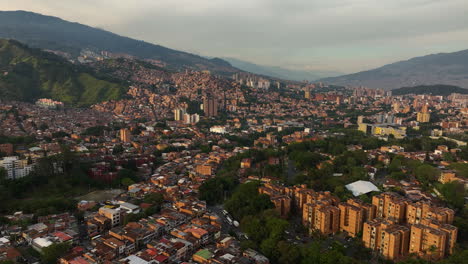 Drone-shot-rising-over-the-Commune-13-poverty,-in-sunlit-Medellín,-Colombia