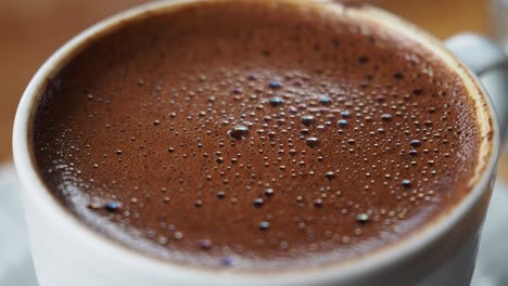 primer plano de una taza de café turco