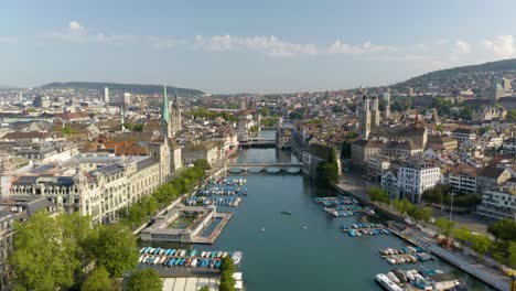 Hermosa-Vista-Aérea-De-Zurich,-Suiza-A-Lo-Largo-Del-Río-Limmat-En-El-Día-De-Verano