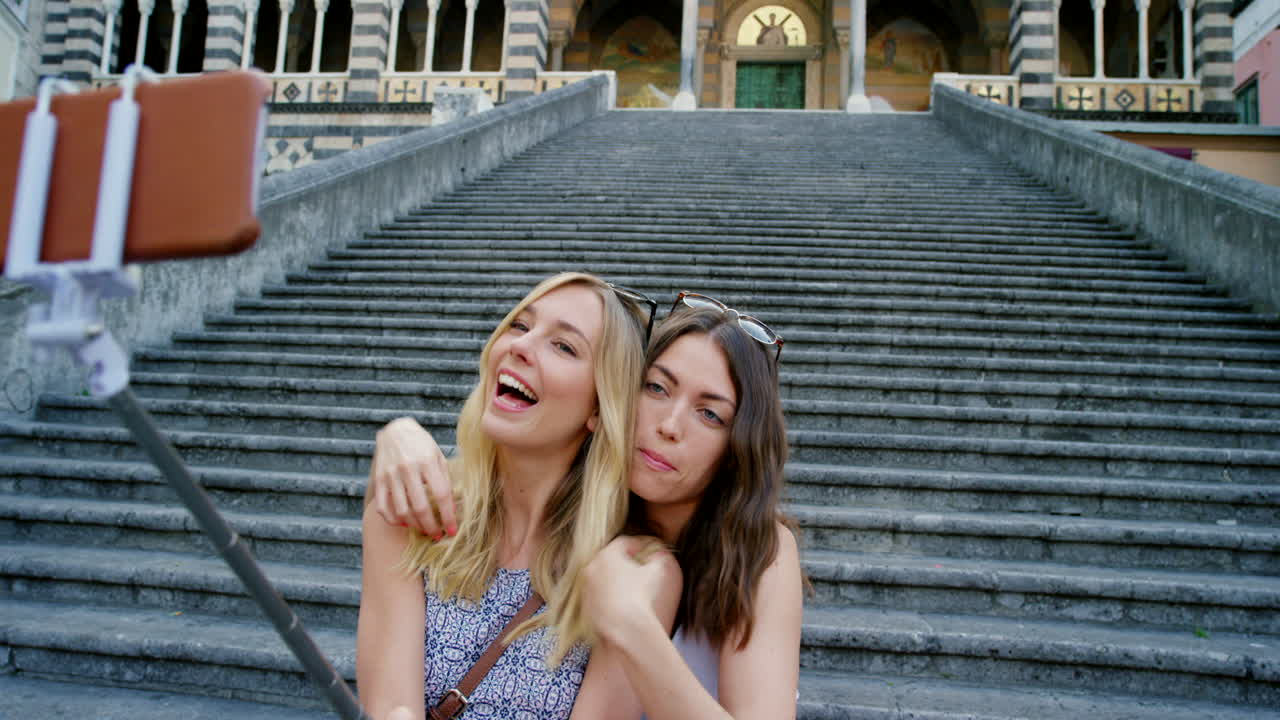 건물에서 여행 친구들의 전화 셀카