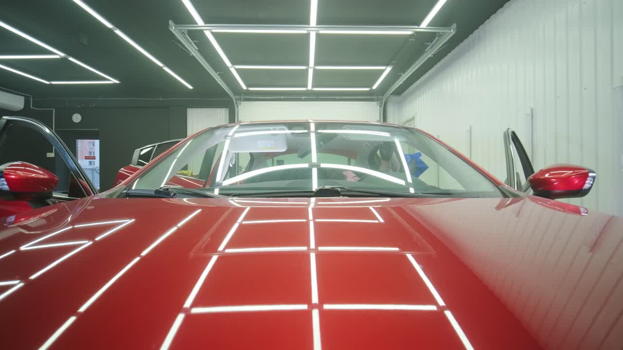 limpieza profesional de automóviles. lavado de sars. detalles interiores. limpieza en seco y detalles del interior de un automóvil. limpeza profunda de asientos. limpeza de espuma en el lavado de automóviles; limpieza del panel del automóvil del polvo. una aspiradora