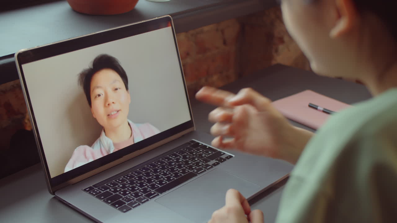 mujeres asiáticas hablando en línea llamando en la computadora portátil