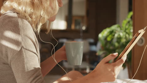 Schöne-Blonde-Frau-Zu-Hause-Mit-Digitaler-Tablet-Technologie