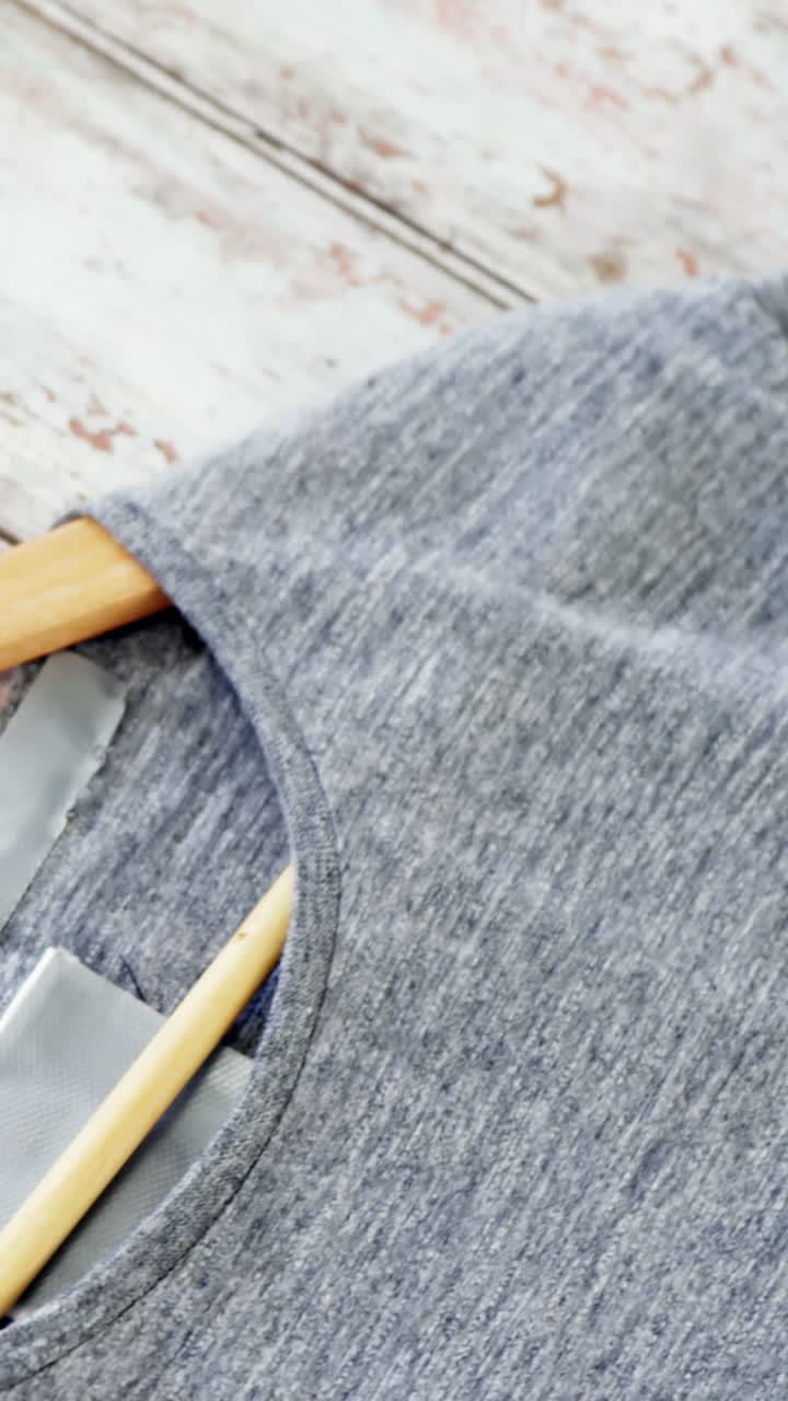 나무판 위의 티셔츠