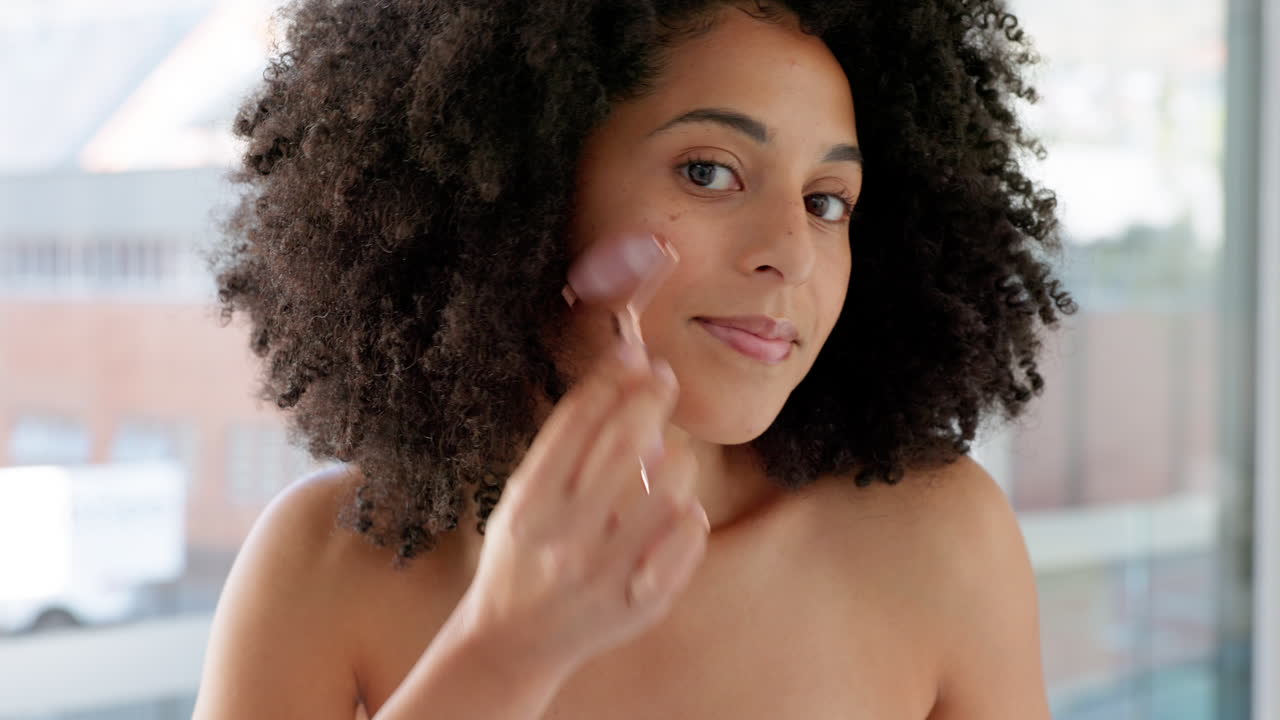 rostro, belleza, cuidado de la piel y mujer con rodillo de jade