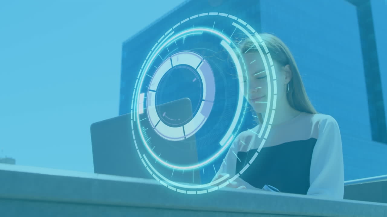 노트북을 사용하는 여성 위에서 회전하는 디지털 조합 잠금의 애니메이션