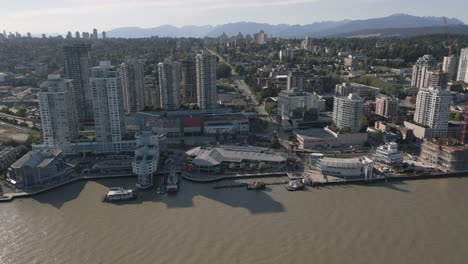 Ciudad-De-New-Westminster-Waterfront-Quay-Condominios-En-El-Río-Fraser-Mirando-Al-Norte-Antena