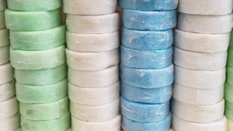 pilas de anillos de espuma de colores