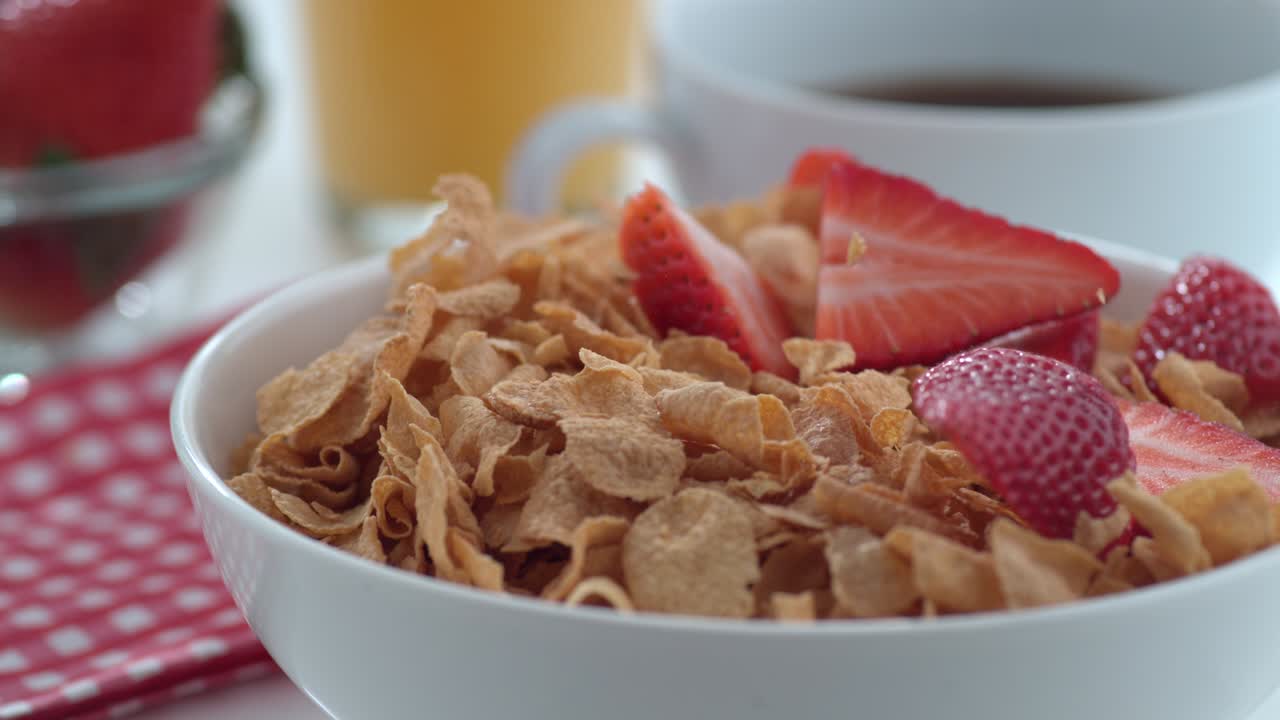 Fragole che cadono nei cereali al rallentatore