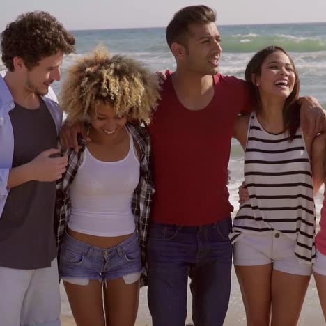 jovenes en la playa