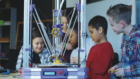 children learning 3d printing