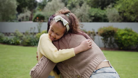 familia, un abrazo y una hija corriendo a su madre