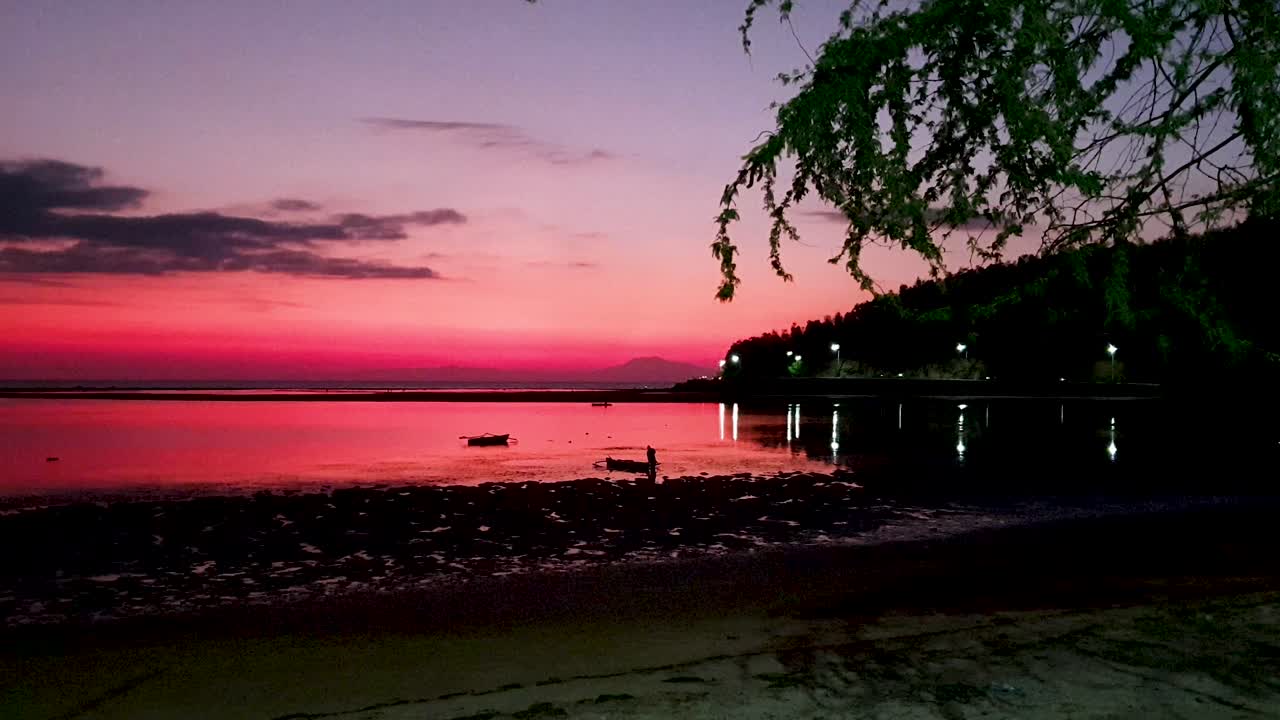 티모르-레스테, 동남아시아 의 수도  ⁇ 리 에서 아름다운 분홍색 하늘 해가 지는 모습 을 가진 어부 와 나무 카누  ⁇ 시 보트