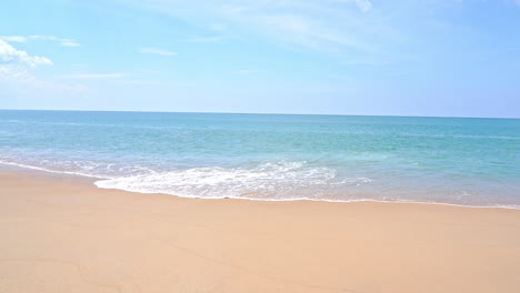 Tropisches-Paradies,-Leerer-Sandstrand,-Leichte-Meereswellen-Und-Blauer-Horizont