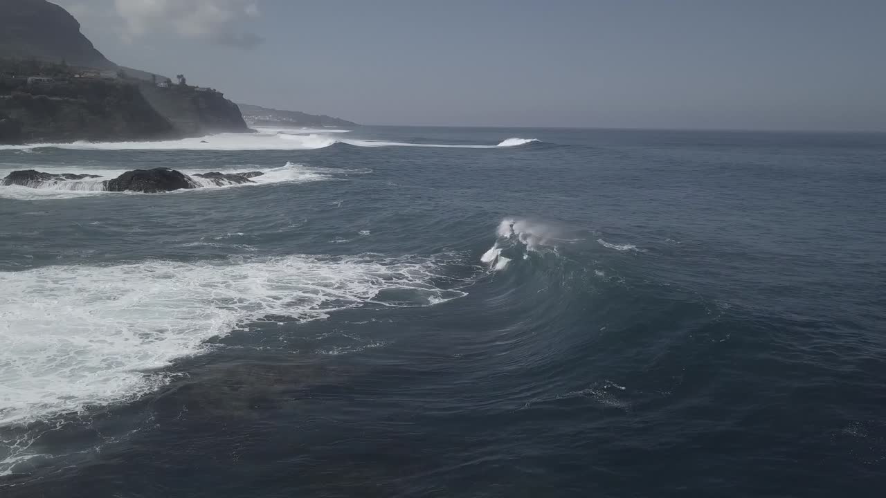 mar tormentoso ondulando en la costa rocosa