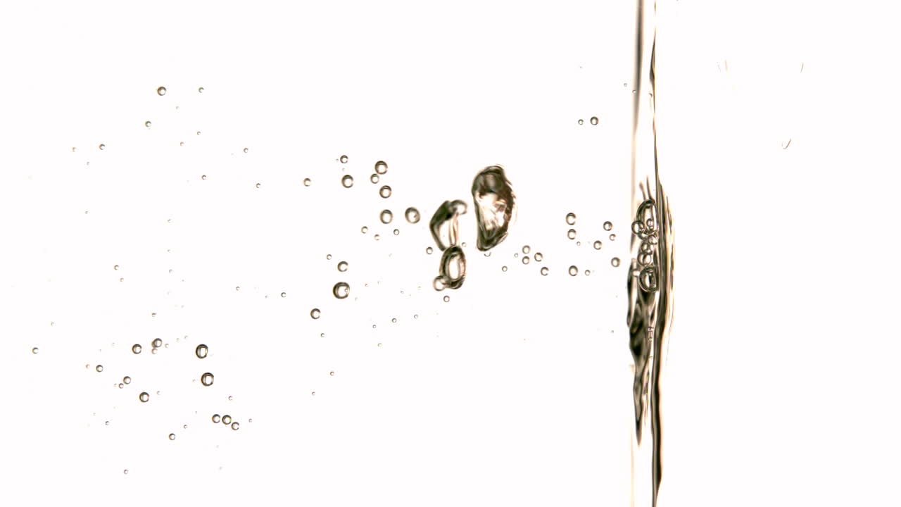 바탕에 물이 움직이고 있습니다.