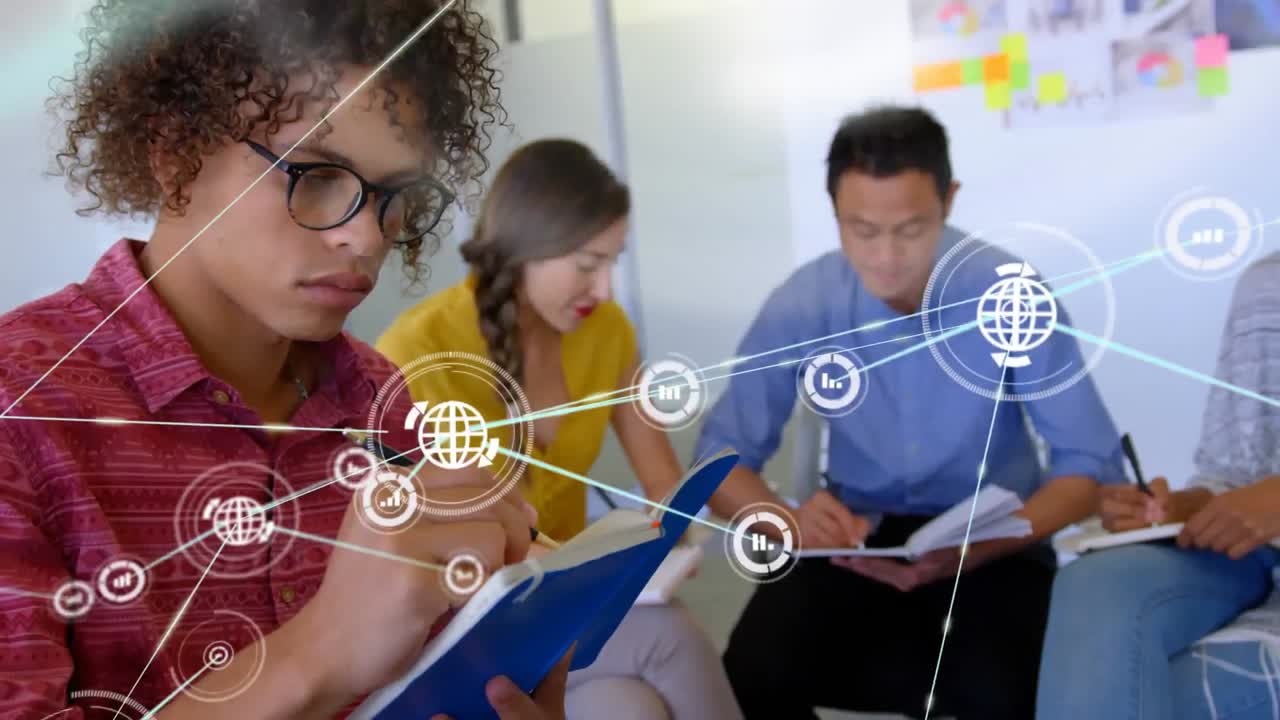 animación de una red de iconos digitales sobre un hombre afroamericano tomando notas en la oficina