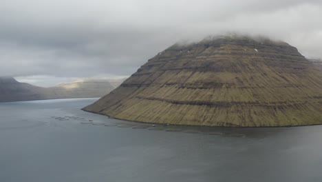 Toma-Panorámica-Aérea-De-La-Isla-Borðoy-Con-Vista-A-La-Ciudad-De-Kunoy-Y-Kalsoy-Y-Klaksvik