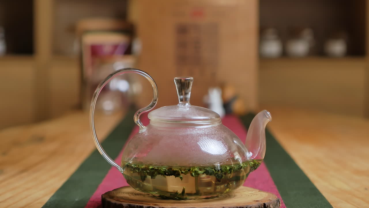 tetera de vidrio con té verde