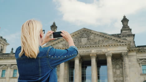 mujer fotografiando el bundestag en berlín