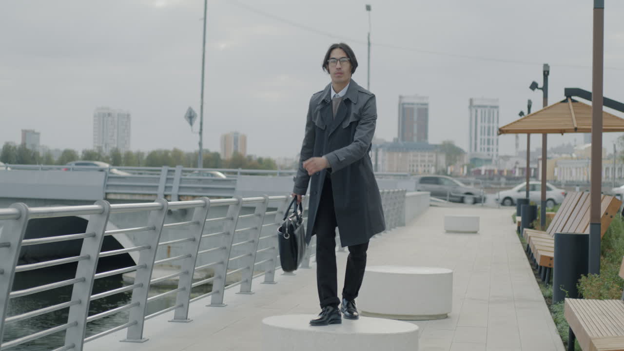 Бизнесмен, гуляющий по городу.