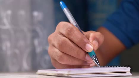 persona que escribe en un cuaderno