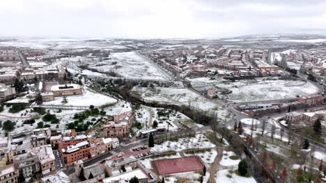 Vista-Aérea-De-Una-Escena-De-Invierno-En-La-Ciudad-De-Salamanca,-España