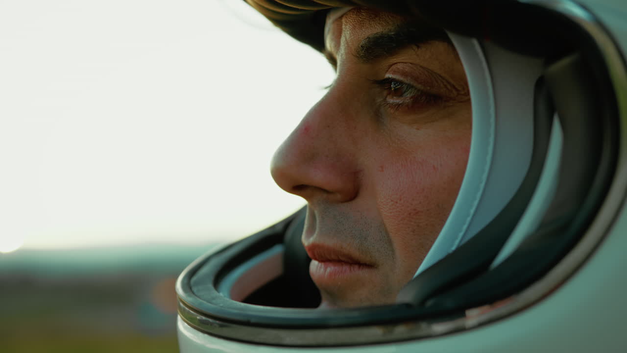 astronauta con casco explora un nuevo planeta tierra pensando