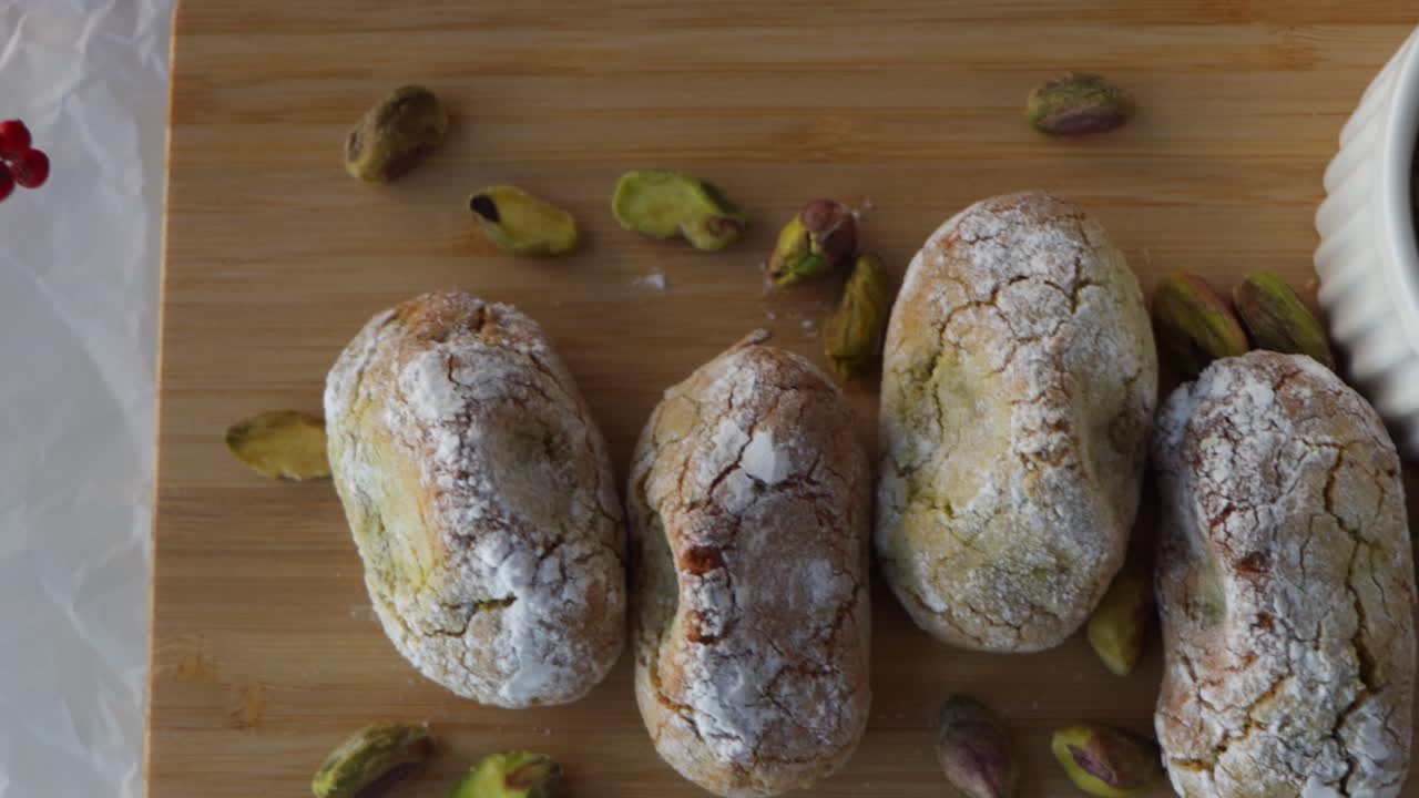 cámara moviéndose sobre una configuración para fotografía de comida, galletas de navidad masticables de pistacho amaretti