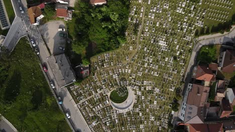 vista aérea del cementerio de alija izet begovic en bosnia, mausoleos construidos para las personas muertas