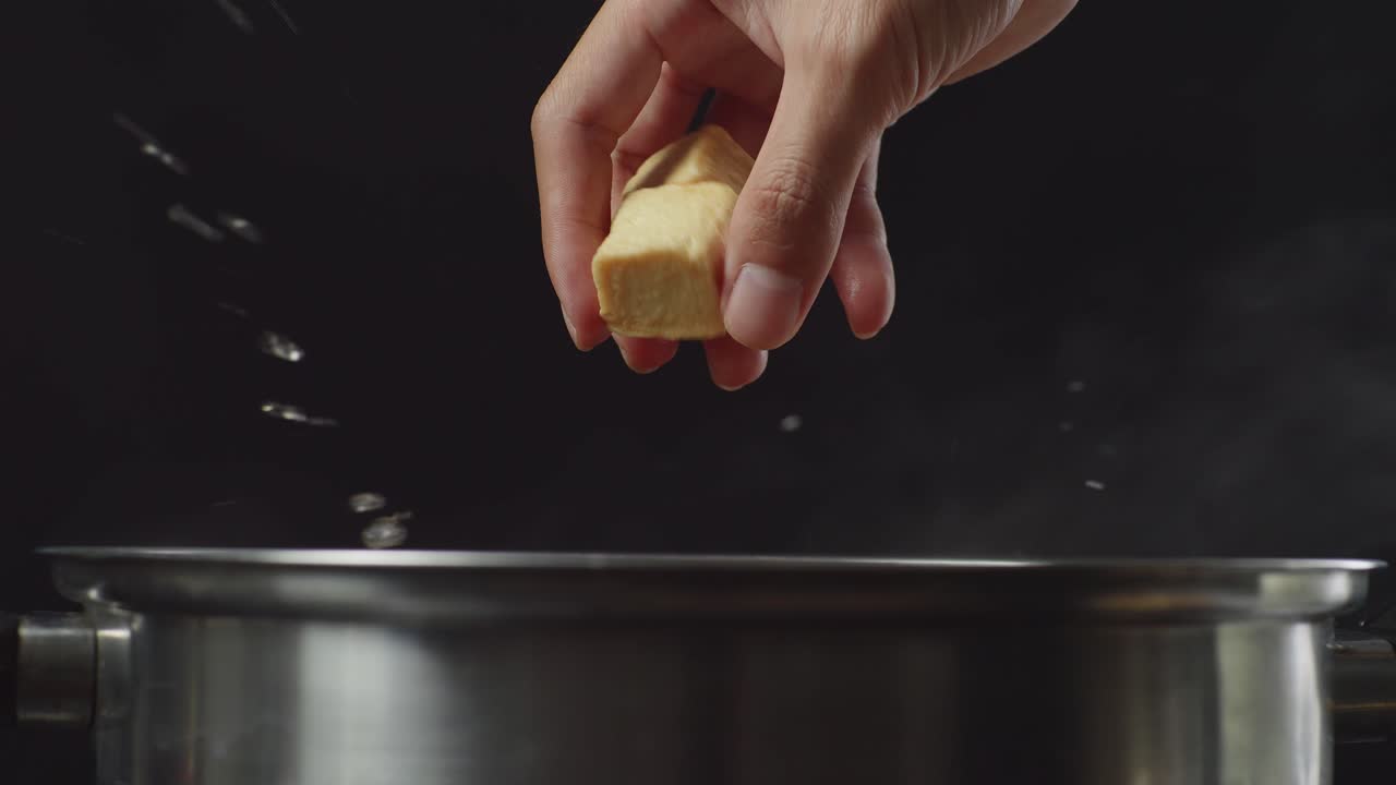 añadiendo tofu a una olla