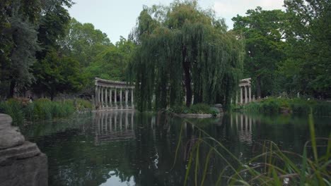 法國巴黎一個的日子,在 parc monceau 橫跨柱廊,美麗的樹木和湖泊