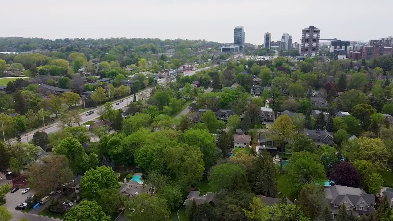 온타리오 호수가 내려다보이는 미시사가 시내의 공중 전망