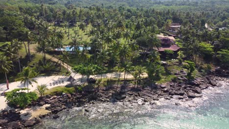 una toma de drones del resort de playa tropical koh kood, volando lejos de la isla de koh kood en tailandia en el sudeste asiático en un día azul claro y soleado