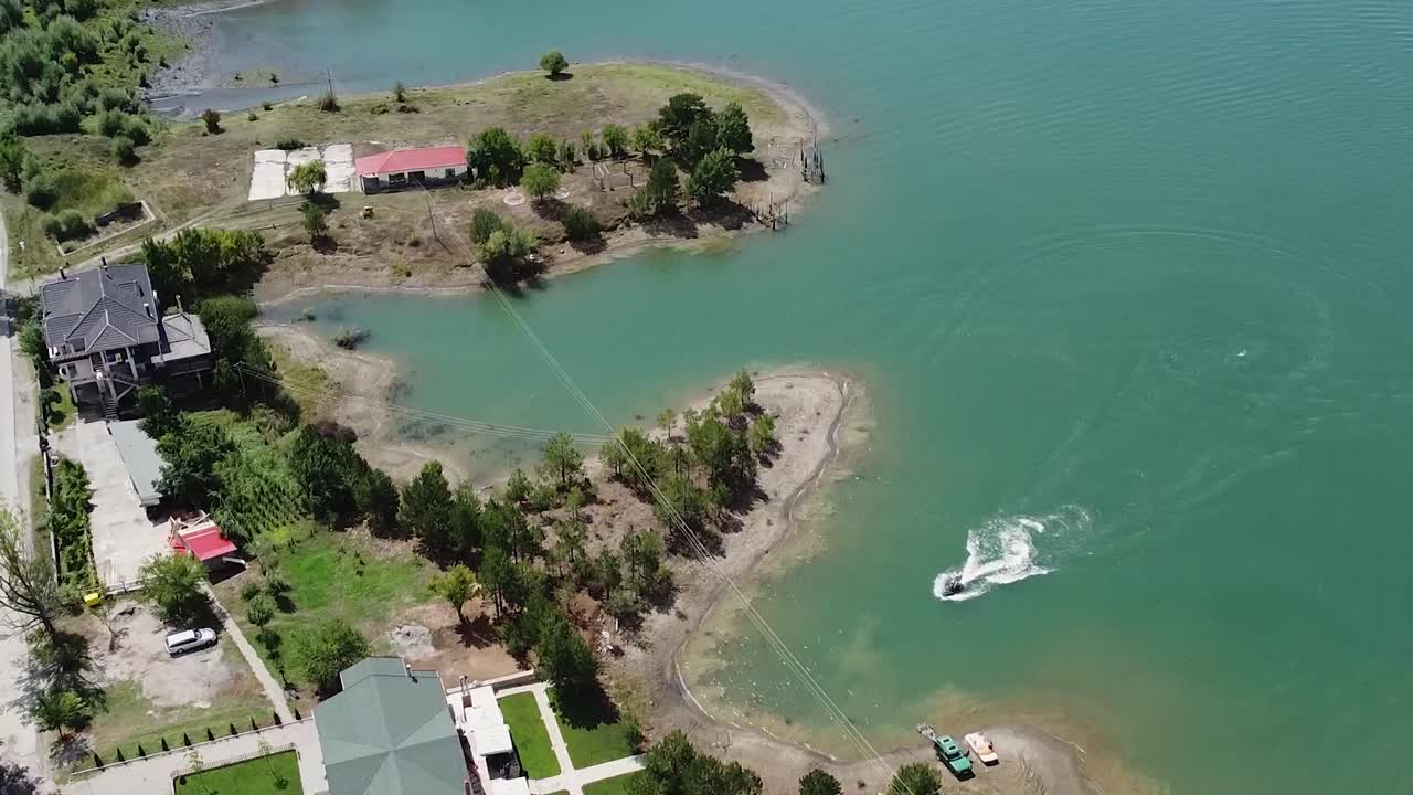 vista aérea del lago de agua verde en albania