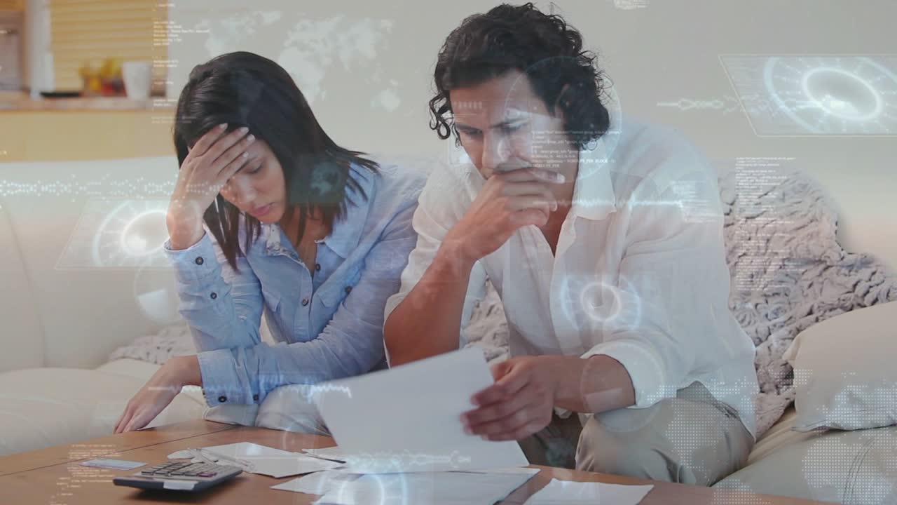 Homem pegando papéis, digitando na calculadora, casal revisando contas, planejando orçamento com uma interface digital projetada sobre os documentos.