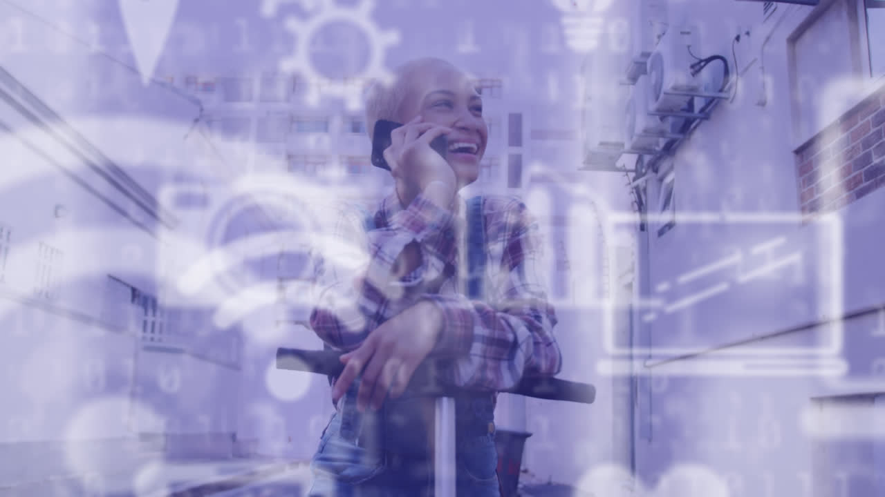 animación de iconos de redes sociales y procesamiento de datos sobre mujeres biraciales que usan teléfonos inteligentes