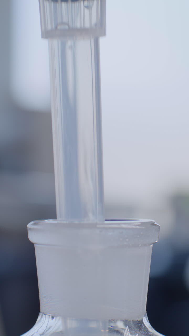 experimento de laboratorio con vidrio y líquidos