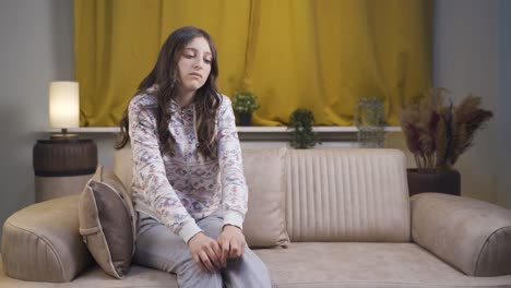 mujer joven pensando en un tema por la noche en casa.