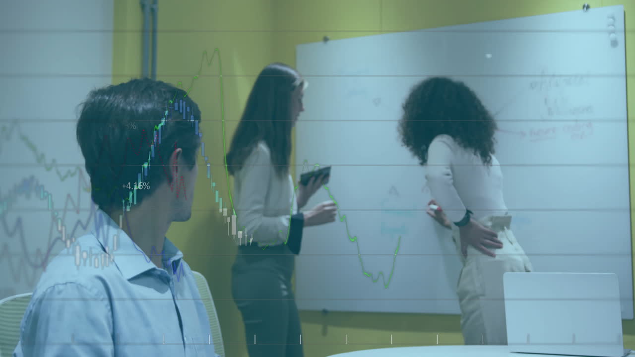 animación del procesamiento de datos financieros sobre diversas personas de negocios en la oficina